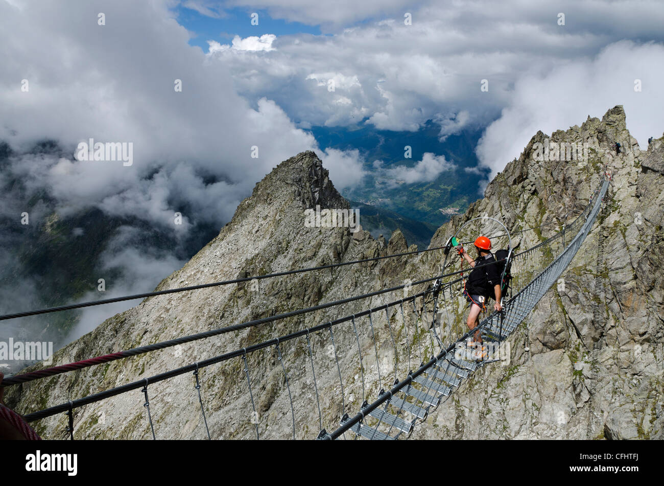 L'Italia, Alpi Retiche, Lagoscuro catena montuosa, ponte di corde la Via Ferrata Sentiero dei Fiori Foto Stock