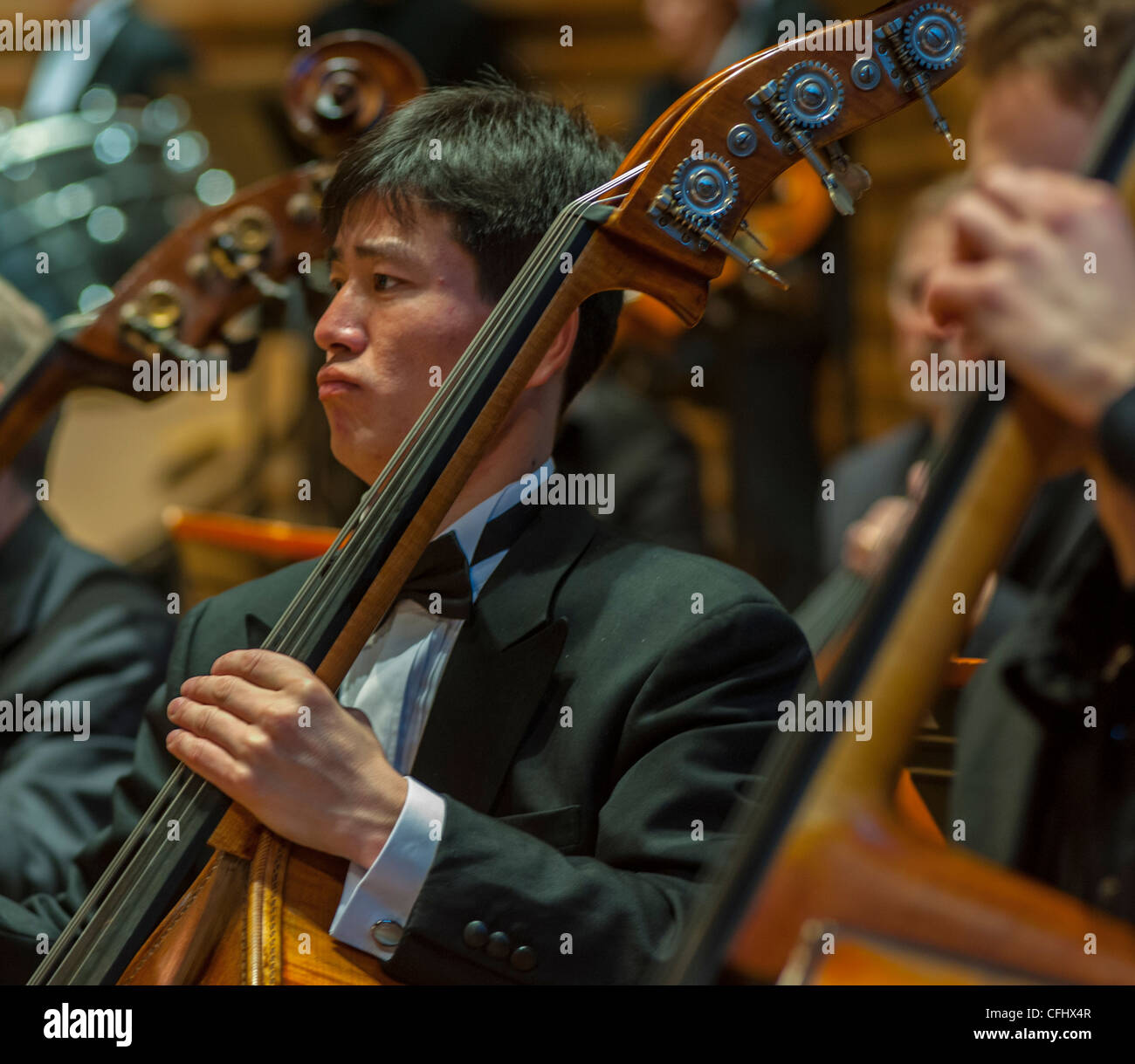 Parigi, Francia, nord coreana Symphony Orchestra "l'Orchestra Unhasu' insieme con "Radio France Philharmonic Orchestra' eseguire il primo concerto in Europa, nella Salle Playel Theatre, Foto Stock