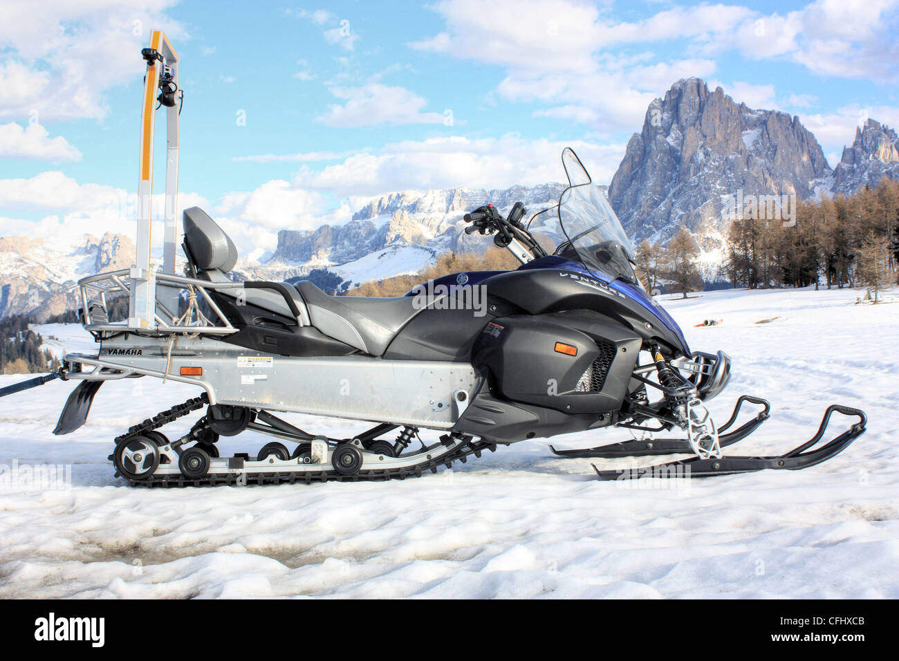 Yamaha Venture motoslitta all Alpe di Siusi / Alpe di Siusi Alto Adige - Italia Il monte Sassolungo / Sassolungo in background. Foto Stock