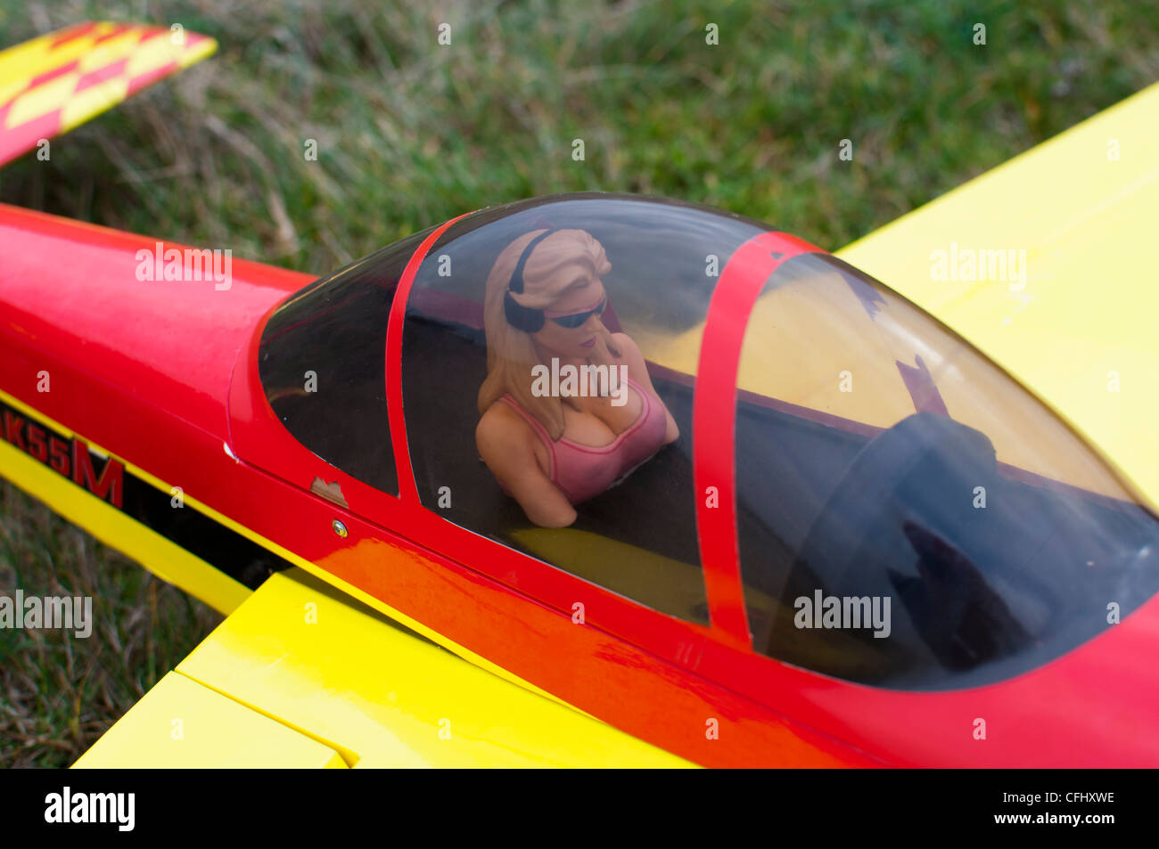 Aereo modello con busty pilota femmina Foto Stock