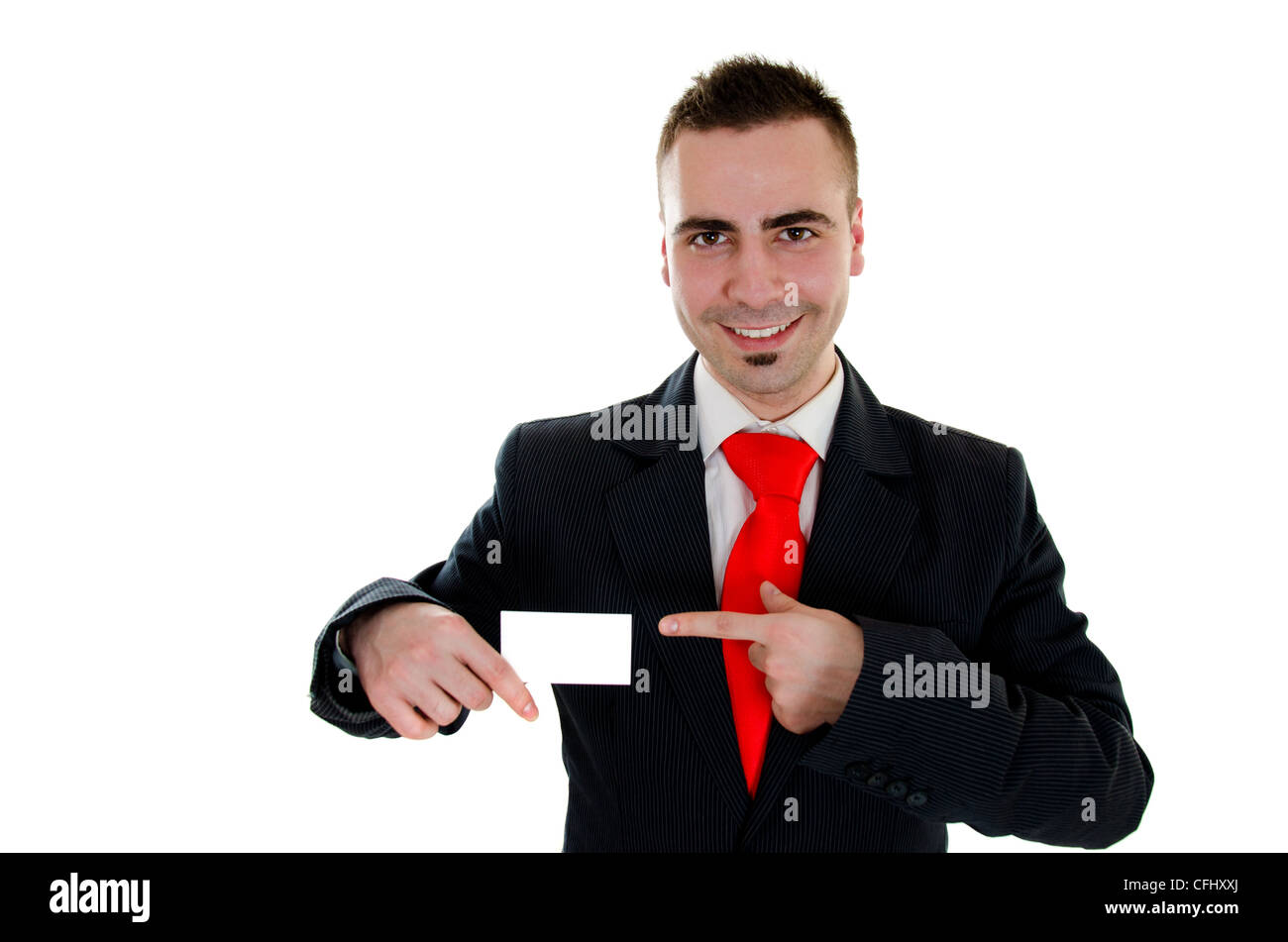 Uomo sorridente holding e puntando con il dito sulla businesscard vuoto Foto Stock