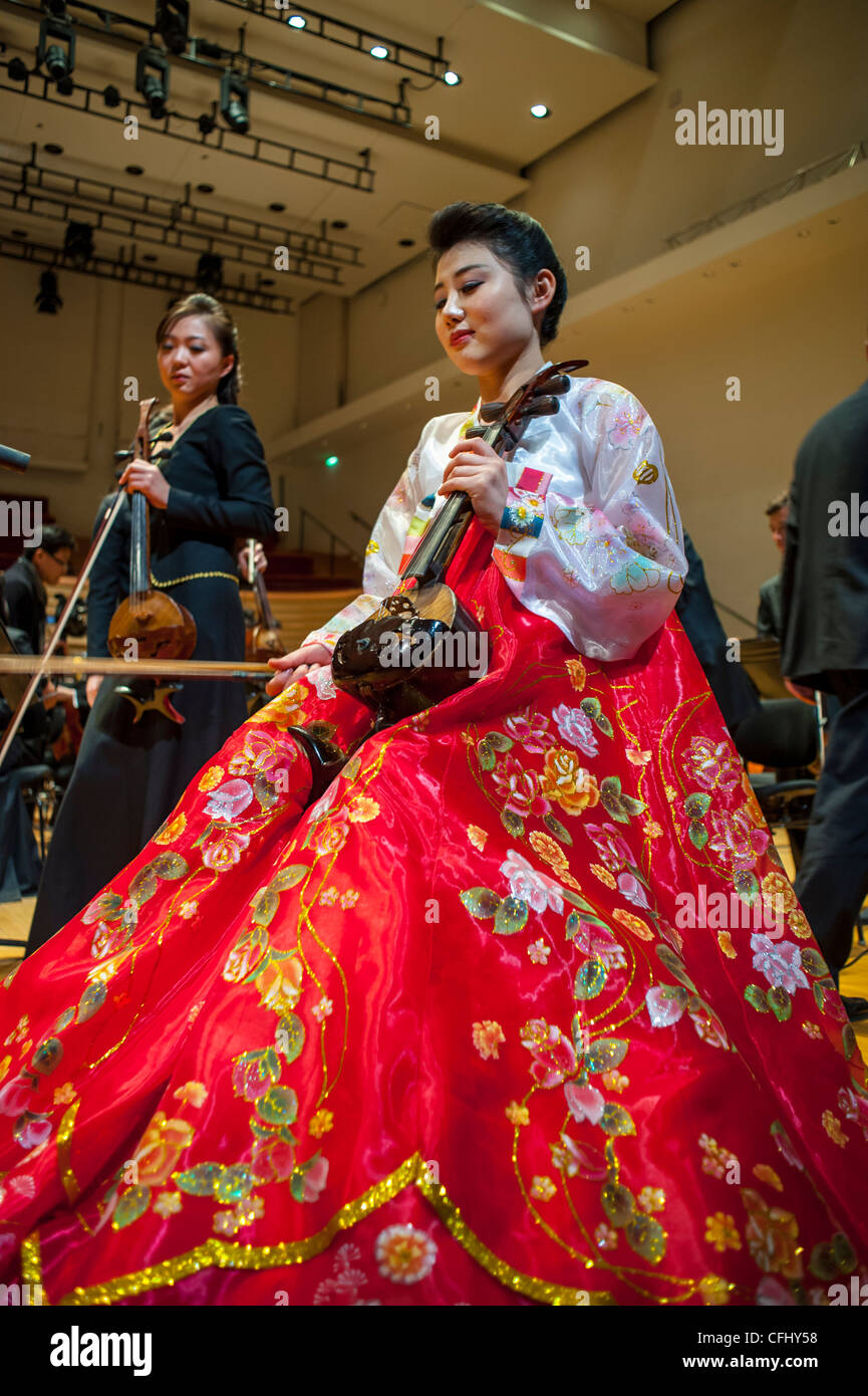 Parigi, Francia, Donna nel vestito tradizionale suonando strumento tradizionale sul palco, l'Orchestra Sinfonica della Corea del Nord 'l'Orchestra Unhasu' insieme alla 'Orchestra Filarmonica di radio France' eseguono il primo concerto in Europa, sotto il famoso Chung Myung-Whun della Corea del Sud, nel Teatro Salle Playel, STRUMENTI DI RIPRODUZIONE COREANI Foto Stock