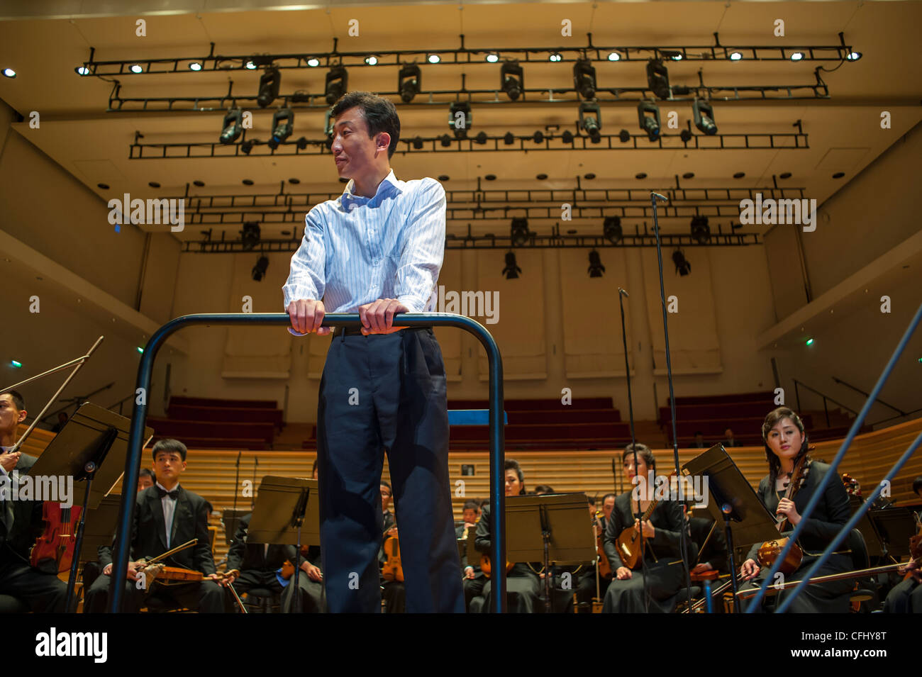 Parigi, Francia, nord coreana Symphony Orchestra "l'Orchestra Unhasu' insieme con "Radio France Philharmonic Orchestra' eseguire il primo concerto in Europa sotto la bacchetta del celebre Sud conduttore coreano Myung-Whun Chung, nella Salle Playel Theatre, Foto Stock