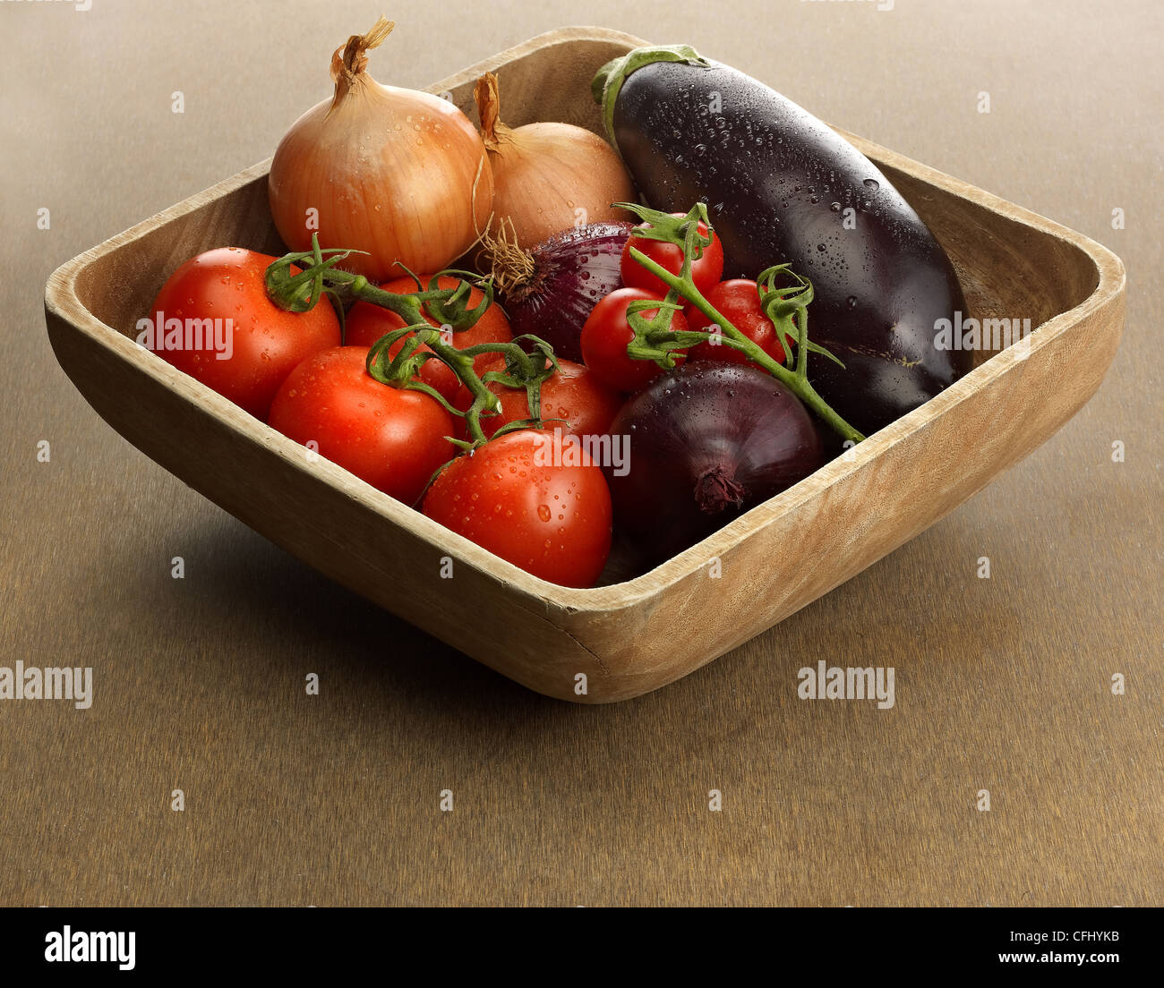 Ciotola di legno con verdure fresche Foto Stock