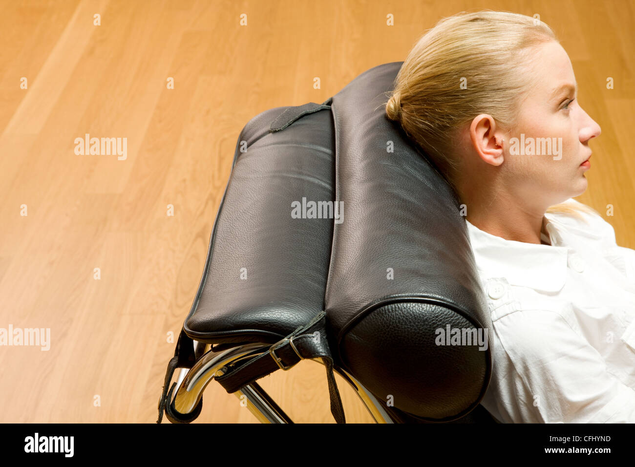 Donna sdraiata sulla chaise longue Foto Stock
