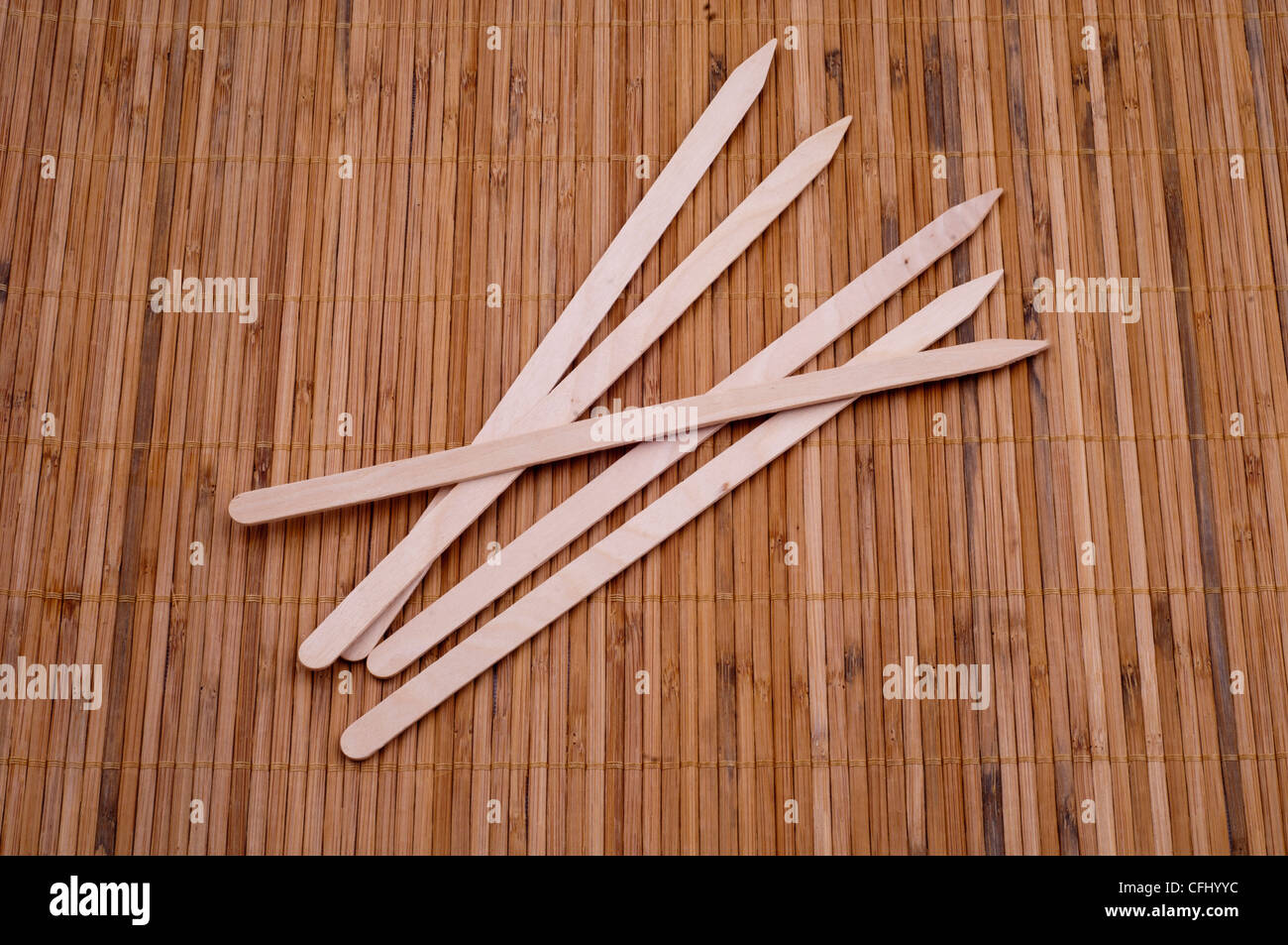 Kebab in legno bastoni sullo sfondo di bambù Foto Stock