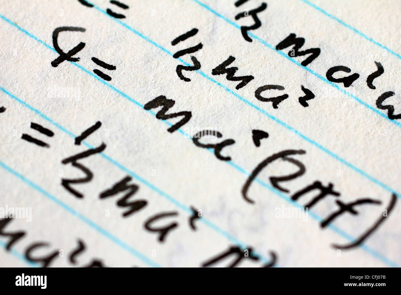 Equazioni matematiche su un pezzo di carta bianco Foto Stock