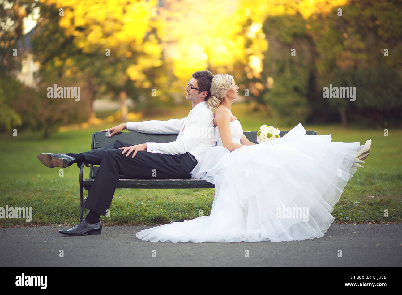 Sposa e lo sposo avente un periodo di riposo in un parco Foto Stock