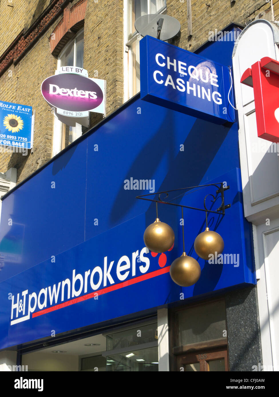 Regno Unito Londra ovest acton high street a pawnbrokers shop Foto Stock