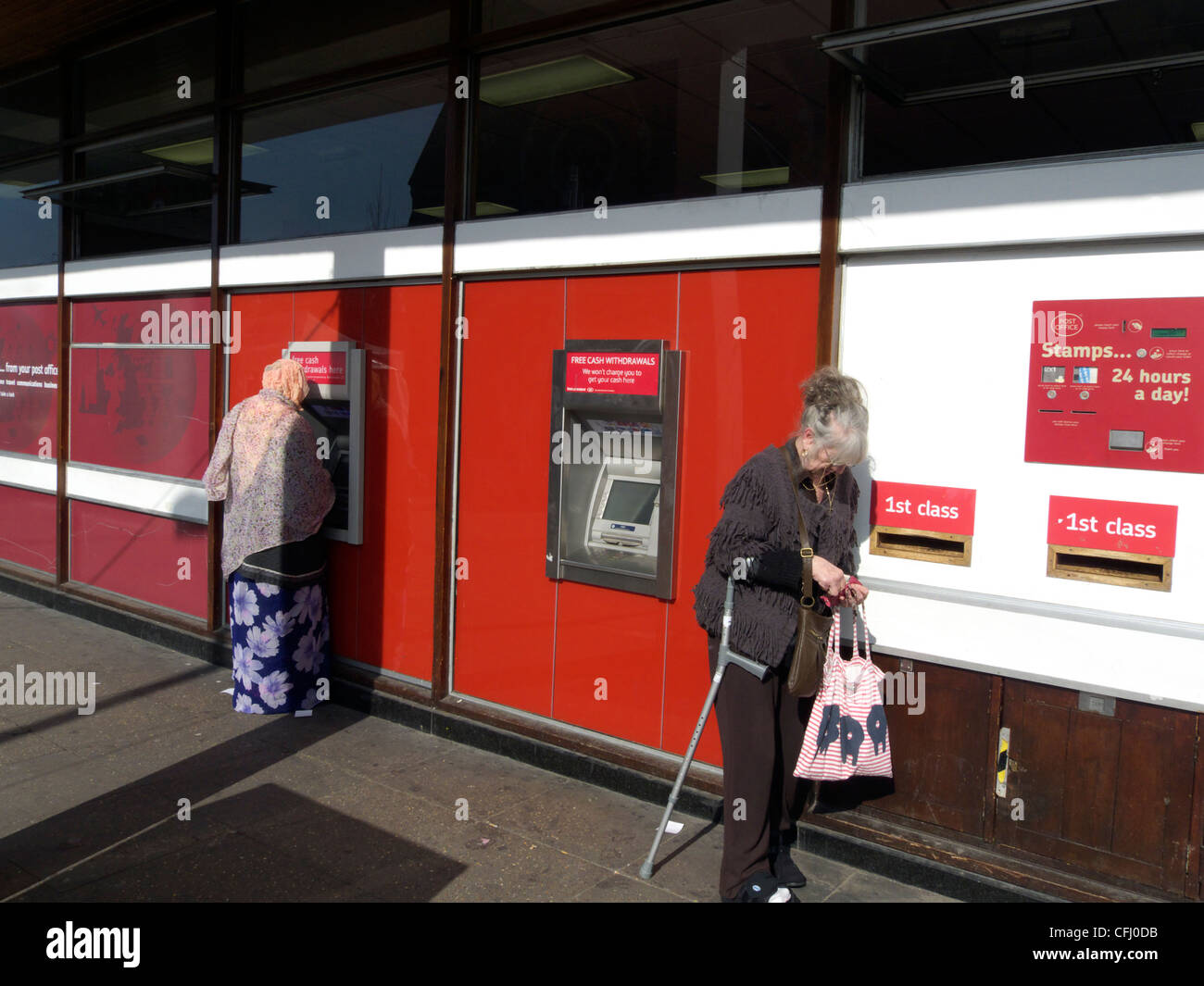 Regno Unito Londra ovest acton le macchine di contanti al di fuori dell'ufficio postale di Crown Street Foto Stock