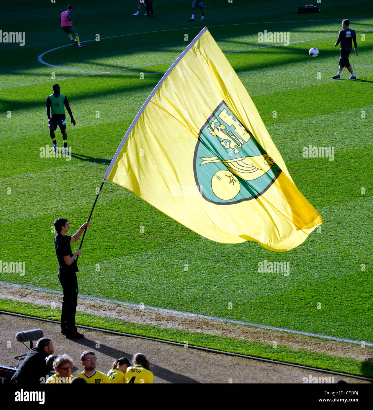 Norwich City bandiera essendo le onde a Carrow Road prima di una partita di calcio Foto Stock