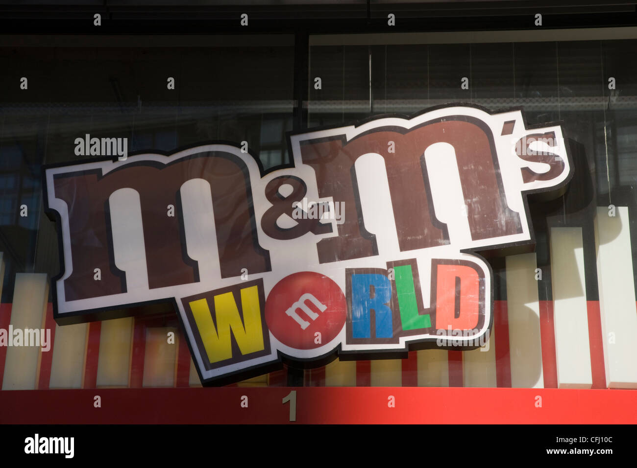 M&M World shop segno circa il loro dolce negozio vicino a Leicester Square a Londra Foto Stock