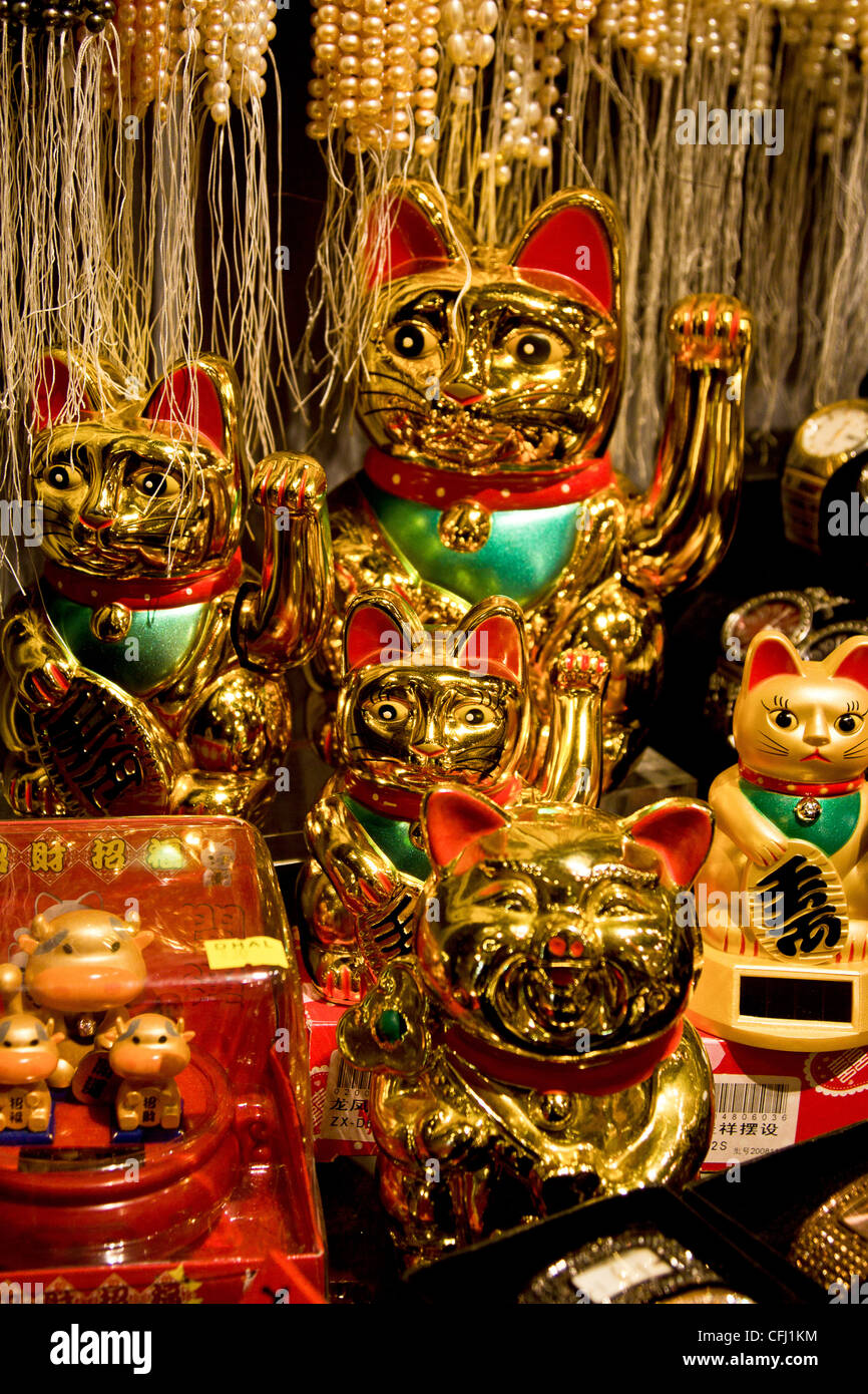 Plastica oro fantastico lucky sventolando i gatti in Hong Kong Foto Stock