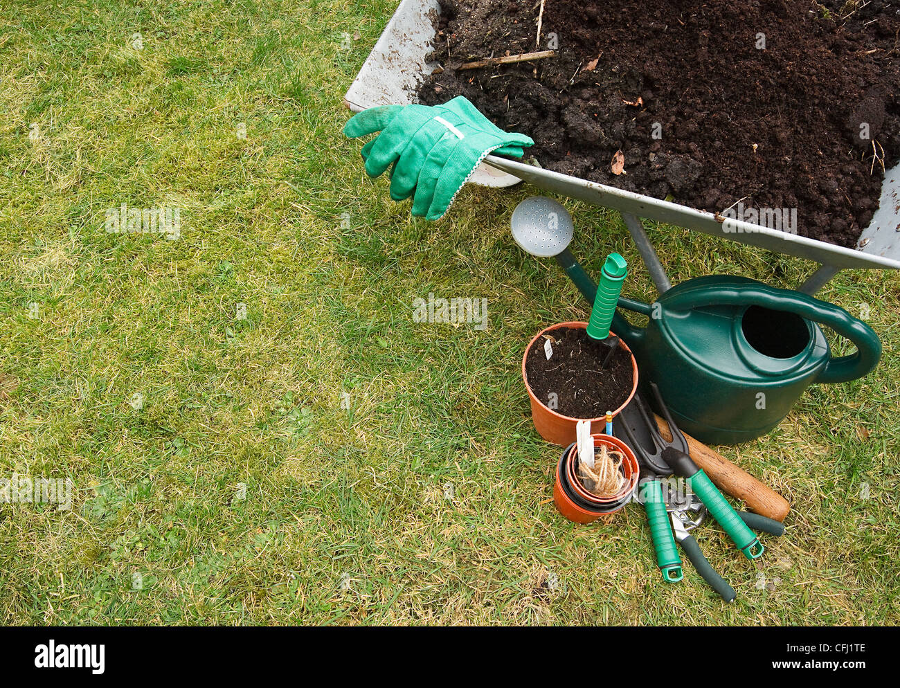 I giardinieri di utensili su un prato Foto Stock