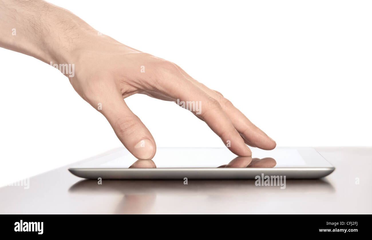 Man mano toccando sullo schermo digitale moderno tablet pc. Close-up immagine con profondità di campo per concentrarsi sul dito. Foto Stock