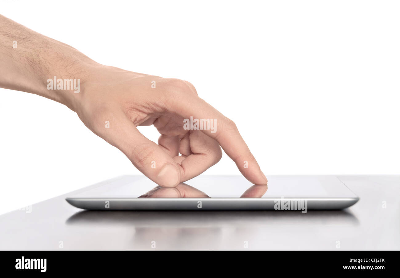 Man mano toccando sullo schermo digitale moderno tablet pc. Close-up immagine con profondità di campo per concentrarsi sul dito. Foto Stock