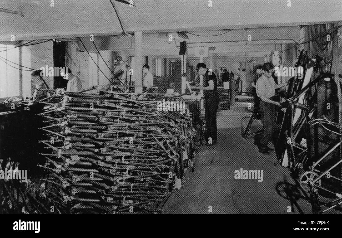 Il deposito Shop, cicli di Viking Ltd., Wolverhampton, c 1963. Foto Stock