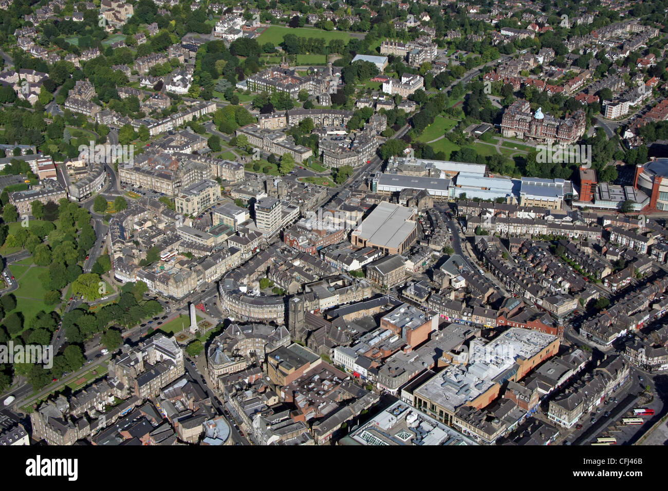 Vista aerea del centro città di Harrogate, con la strada curva di Cambridge Road e Cheltenham Crescent prominente in primo piano Foto Stock
