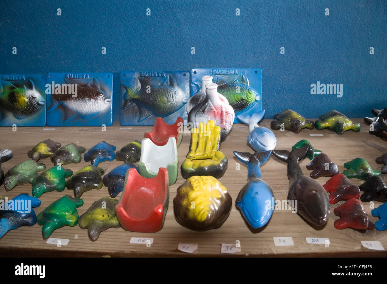 Rabil Boa Vista Capo Verde selezione di ceramica smaltata souvenir per vendita realizzata nel villaggio di scuola di ceramica Foto Stock