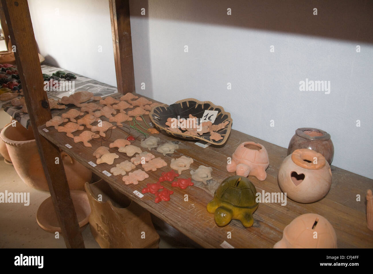 Rabil Boa Vista Capo Verde selezione di souvenir in ceramica per la vendita effettuata nel villaggio di scuola di ceramica da argilla locale Foto Stock
