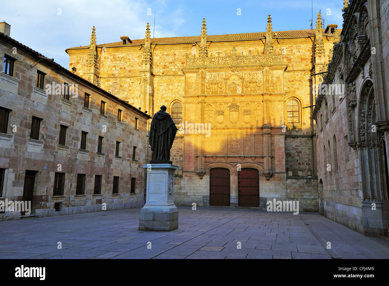 La facciata della University e la statua di Fray Luis de Leon a Salamanca (Castiglia e Leon, Spagna) Foto Stock