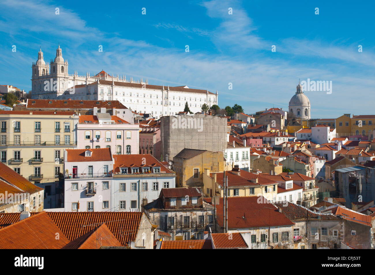 Quartiere di Alfama con Sao Vicente de Fora chiesa centrale di Lisbona Portogallo Europa Foto Stock