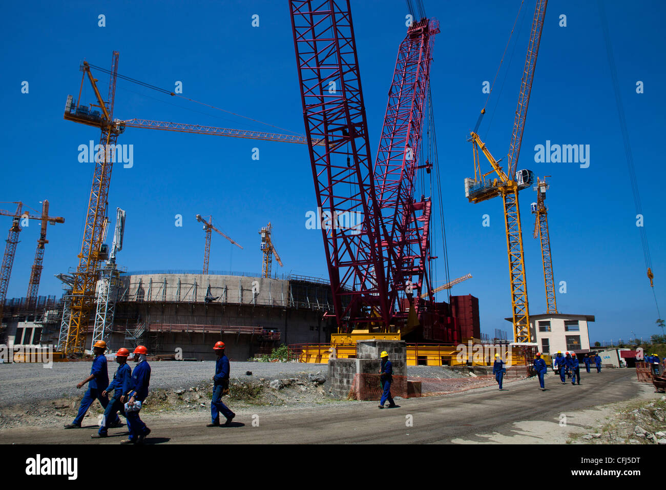 Gru nel funzionamento a la costruzione di Angra 3 impianto nucleare in Brasile. I lavoratori che lasciano sito in costruzione per ora di pranzo Foto Stock