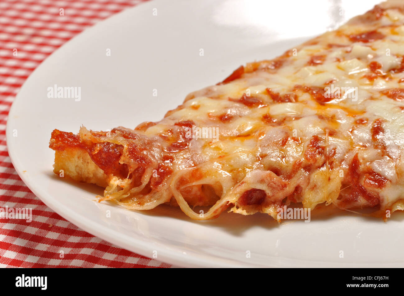 Una vista ingrandita di un trancio di pizza Foto Stock