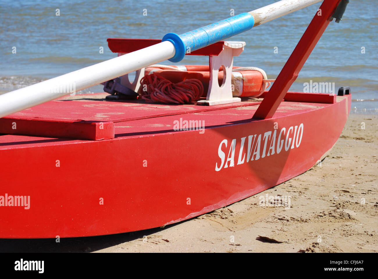 Rosso tipico battello dal mare Rimini, Italia Foto Stock