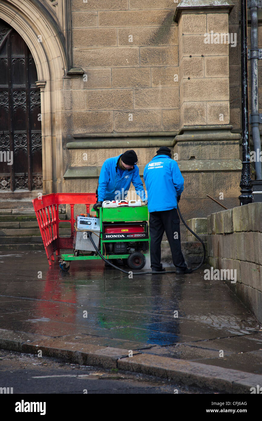 La rimozione di una gomma da masticare i marciapiedi, Newcastle upon Tyne Foto Stock