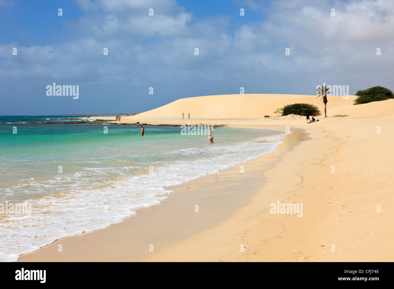 Praia de Chaves Boa Vista Isole di Capo Verde. Vista lungo il litorale della tranquilla spiaggia di sabbia bianca con mare turchese in febbraio Foto Stock