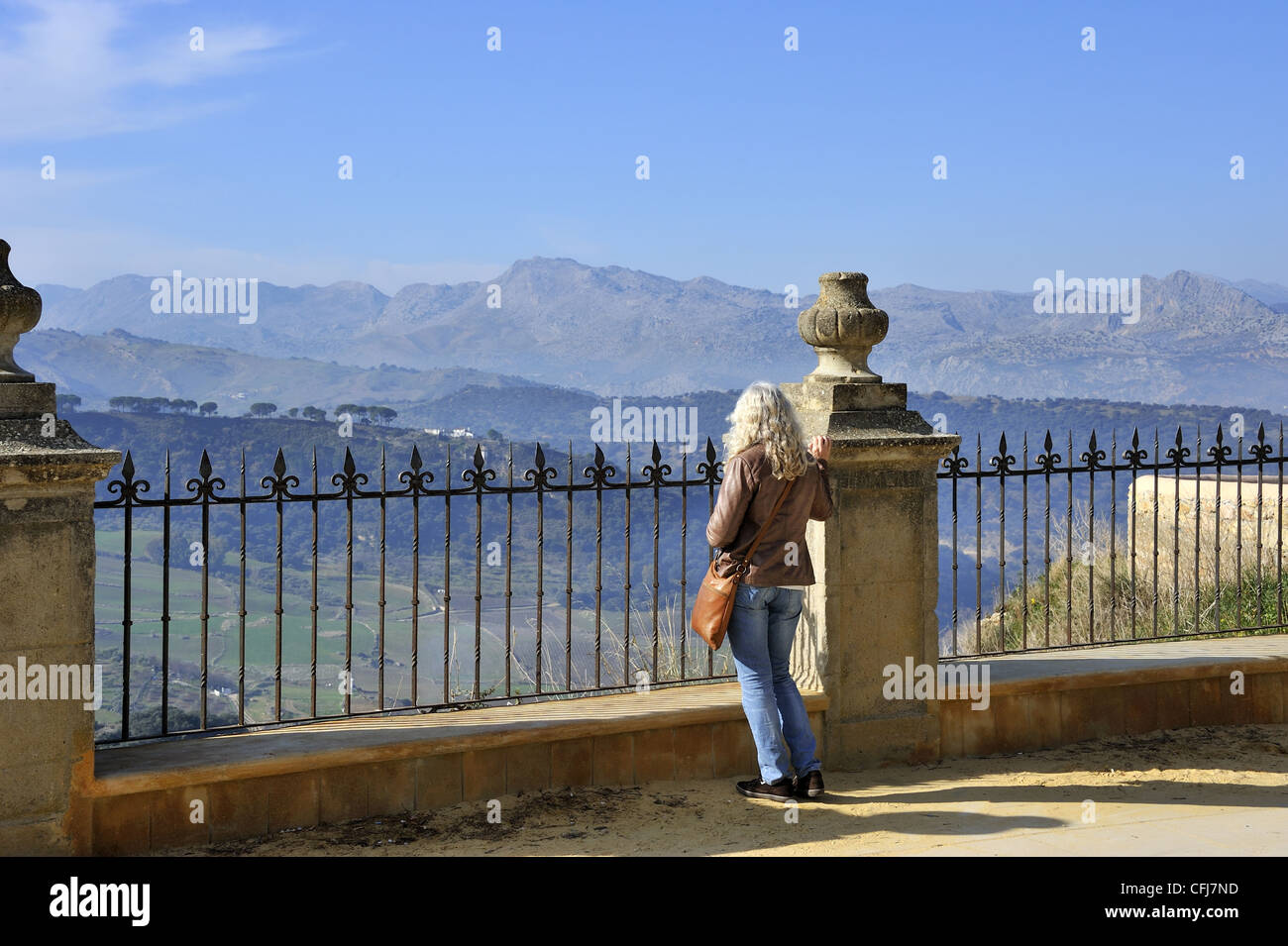 Donna che guarda a Ronda paesaggio dalla parte superiore della valle Foto Stock