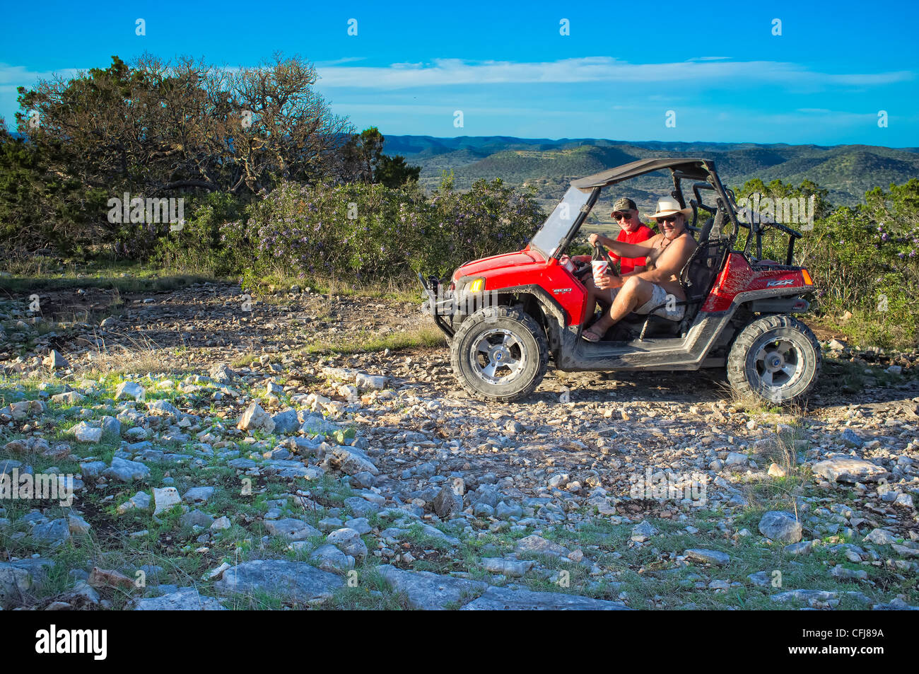 Due uomini in veicolo fuoristrada in Texas Foto Stock