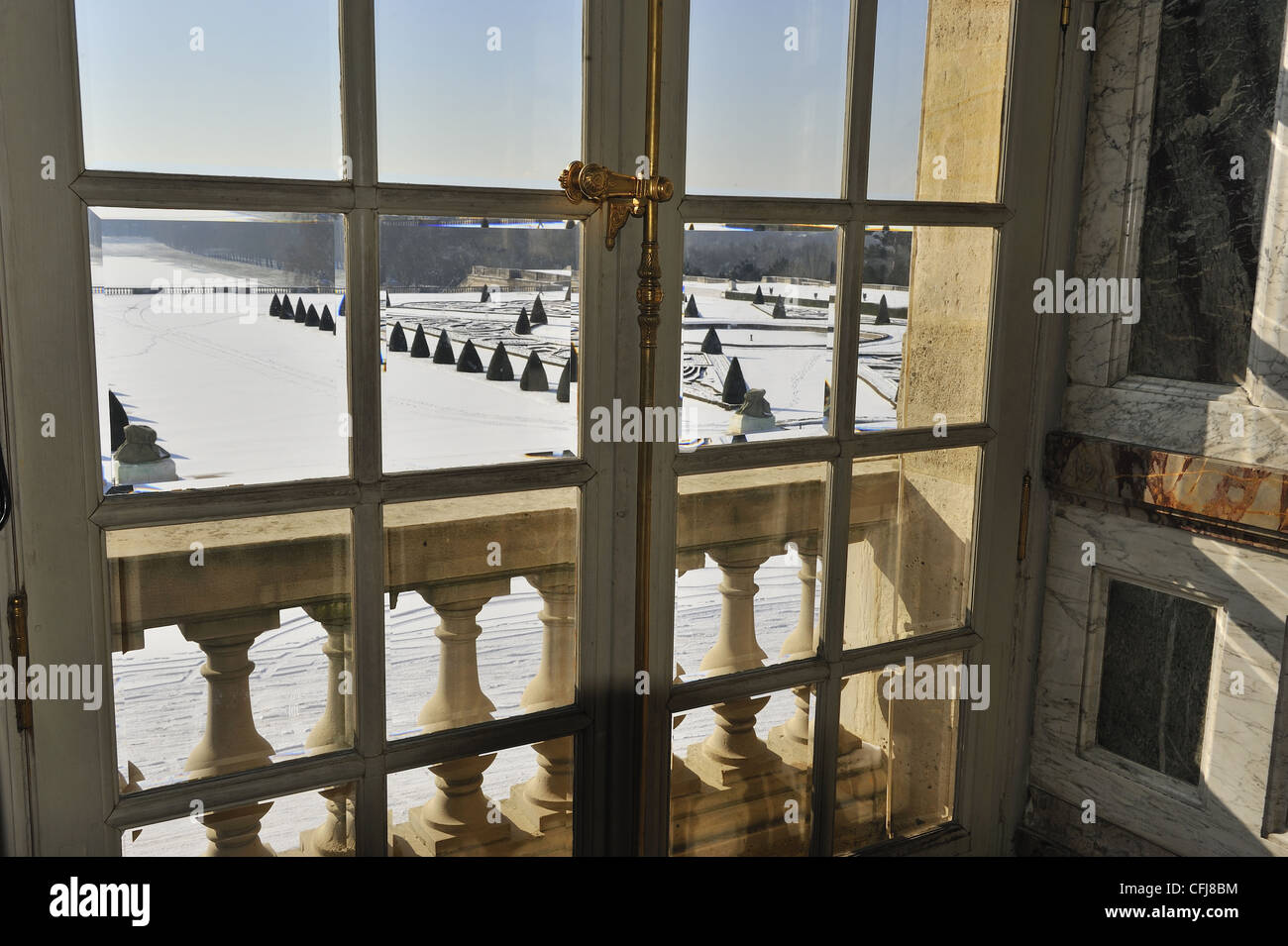 Giardini di Versailles visibile attraverso una finestra nel palazzo di Versailles. Inverno Foto Stock