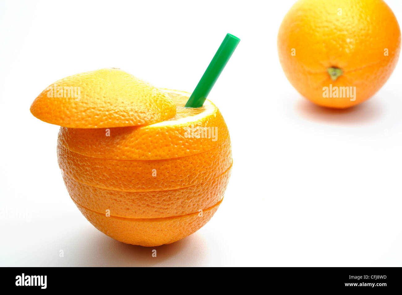 Abstract di succo d'arancia con paglia Foto Stock