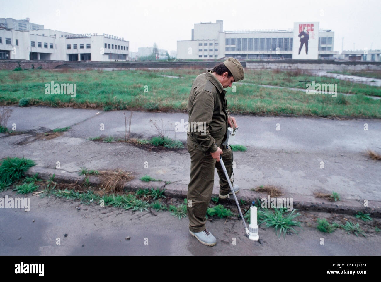 Lavoratore di misurazione di radiazione di massa in Piazza Lenin nel pripjat, a meno di due miglia dalla stazione di Chernobyl, in Ucraina. Foto Stock