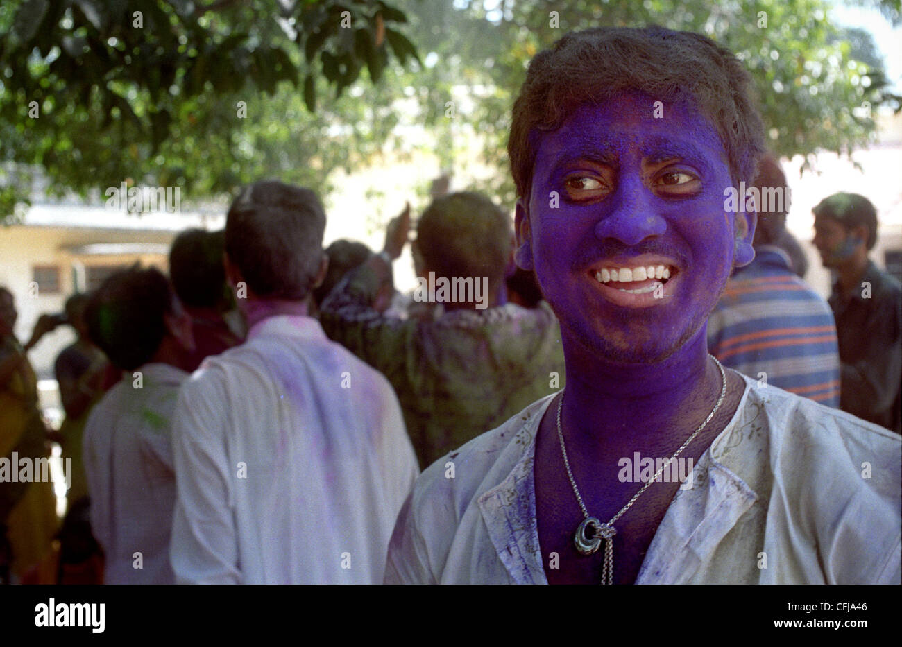 Il ragazzo di colore alla celebrazione di Holi festival (Festival di colori o festa della primavera) in Santiniketan, India. Foto Stock