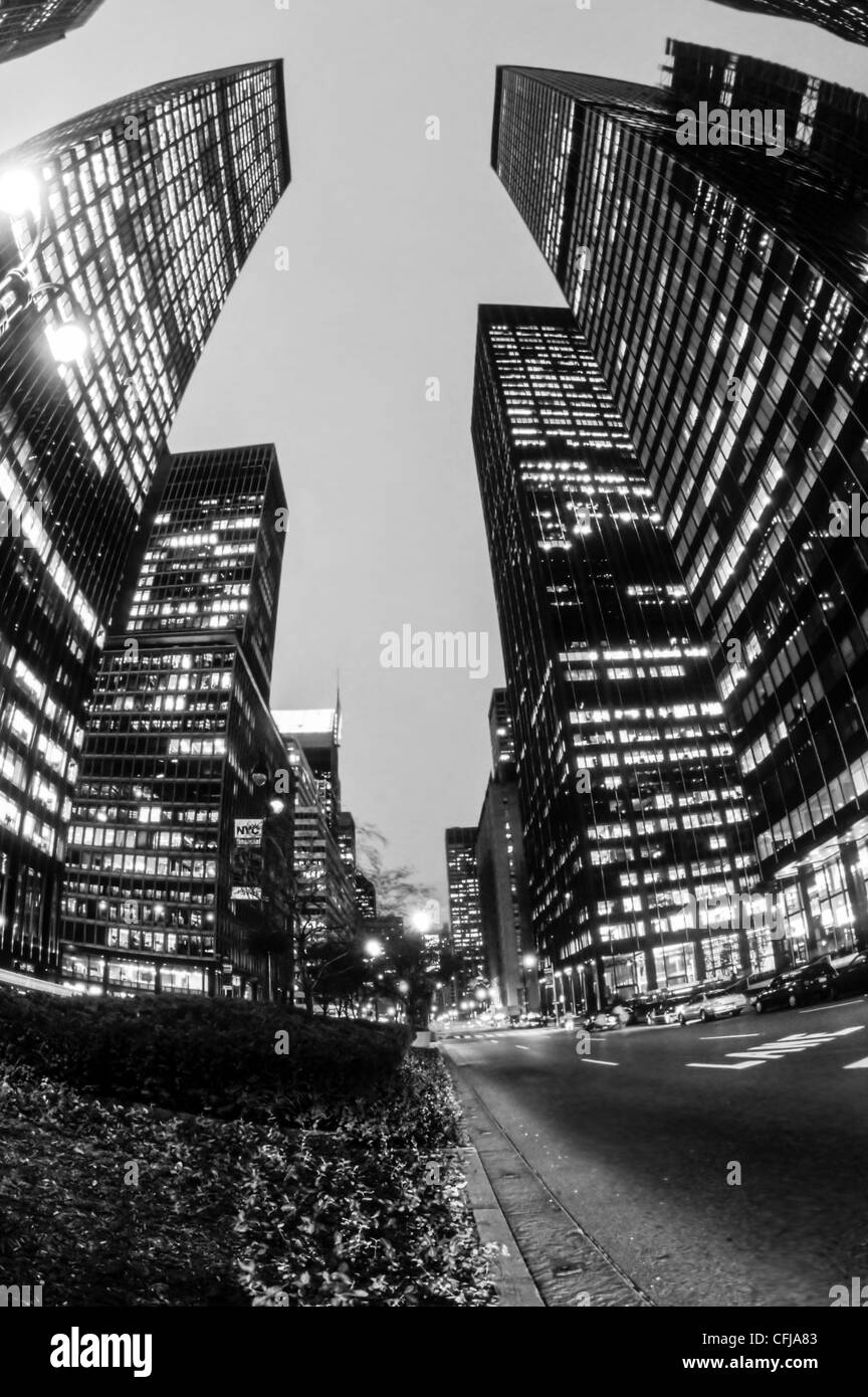 New York, NY , U.S.A. - Vista grandangolare, guardando in alto, paesaggio urbano, edifici sul Park Avenue Financial District, notte, effetto Fish-eye. grandi edifici commerciali Foto Stock