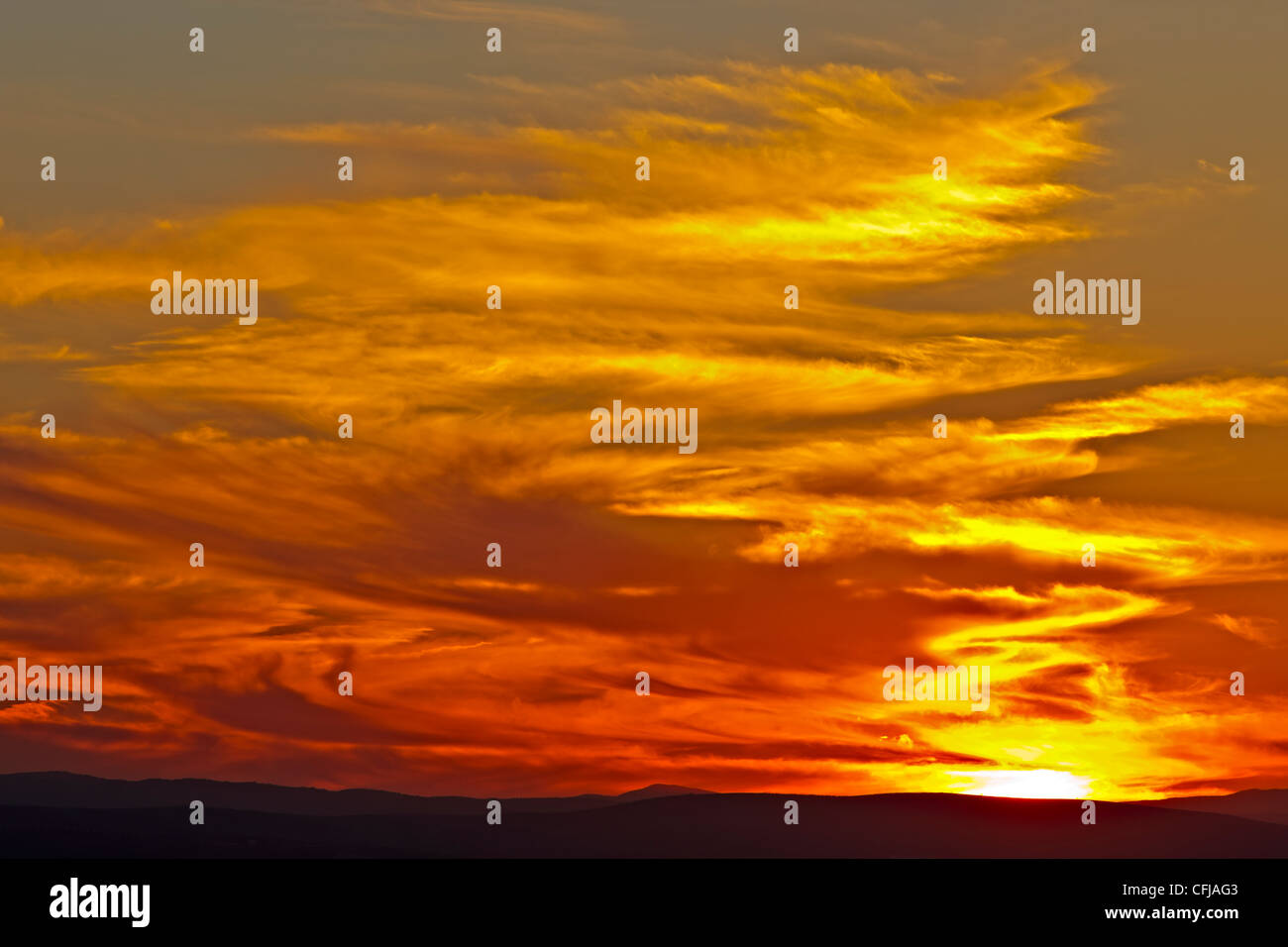 Tramonto tra le nuvole sopra la città di Granada, provincia di Granada, Andalusia (Andalucia), Spagna, Europa. Foto Stock