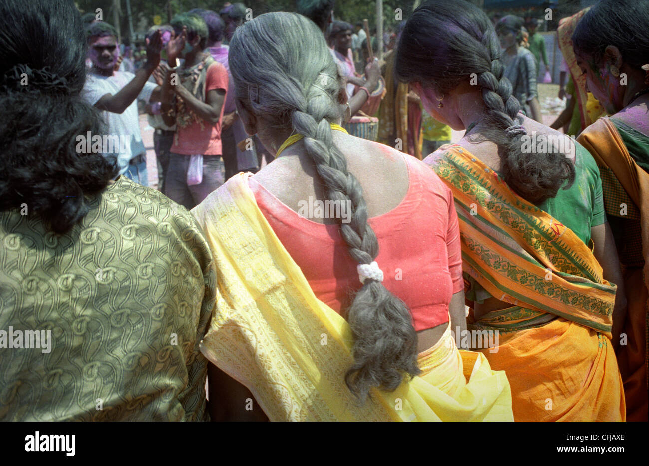 Ballerine alla celebrazione di Holi festival (Festival di colori o festa della primavera) in Santiniketan, India. Foto Stock