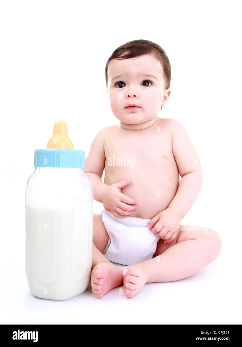 Baby tenendo la bottiglia gigante di latte Foto Stock