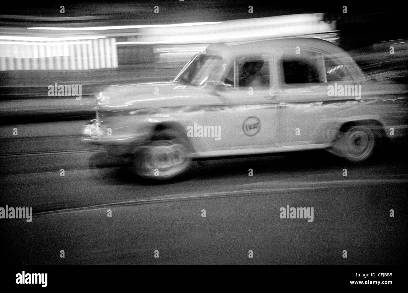 Speedy Ambasciatore taxi attraverso le strade di Calcutta. Foto Stock