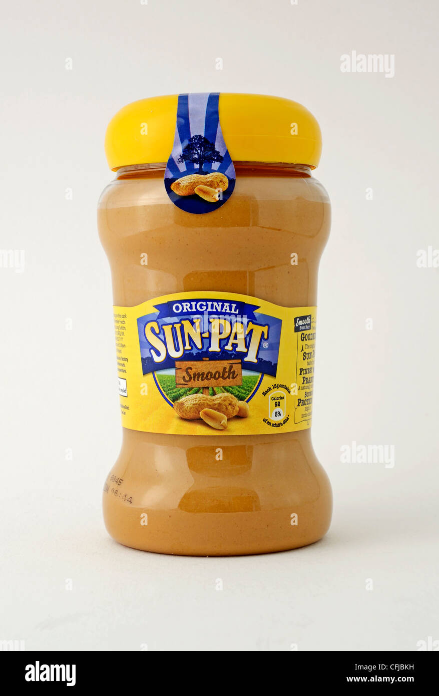Un vaso di vetro di Sun-Pat burro di arachidi omogeneo su sfondo bianco Foto Stock