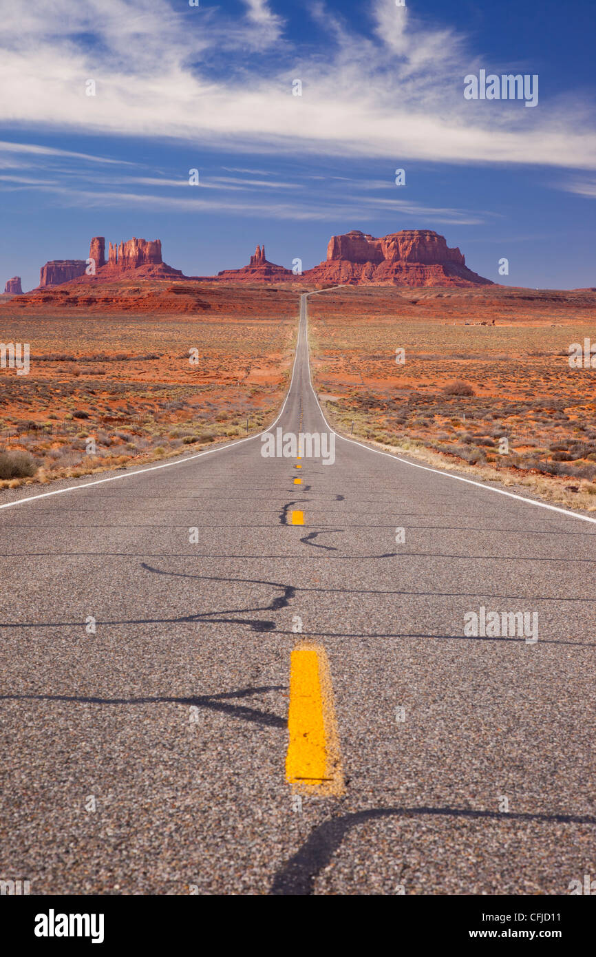 Autostrada 163 che conduce alla Monument Valley, al confine tra Utah e Arizona, Stati Uniti d'America Foto Stock