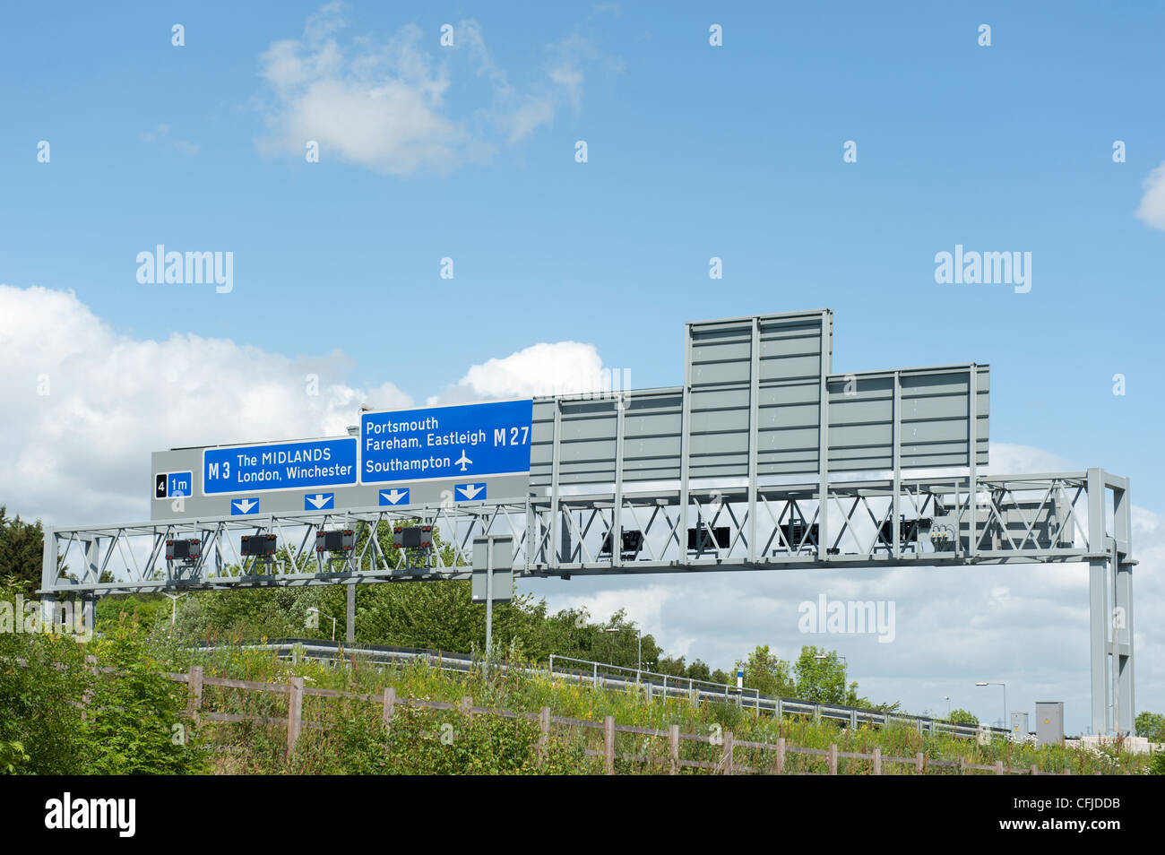 Indicazioni stradali su un overhead gantry sulla M27, in direzione est Foto Stock