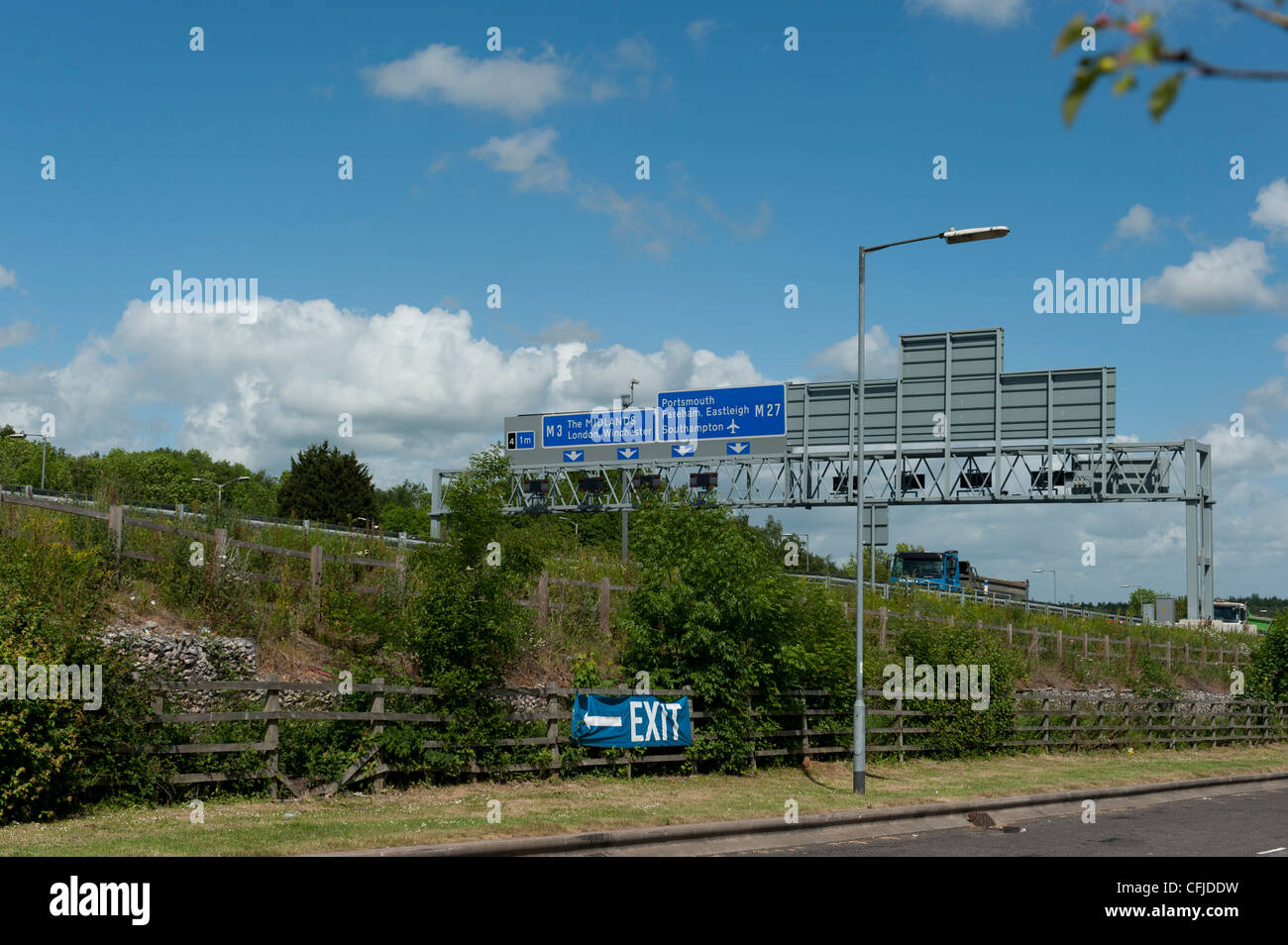 Indicazioni stradali su un overhead gantry sulla M27, in direzione est Foto Stock