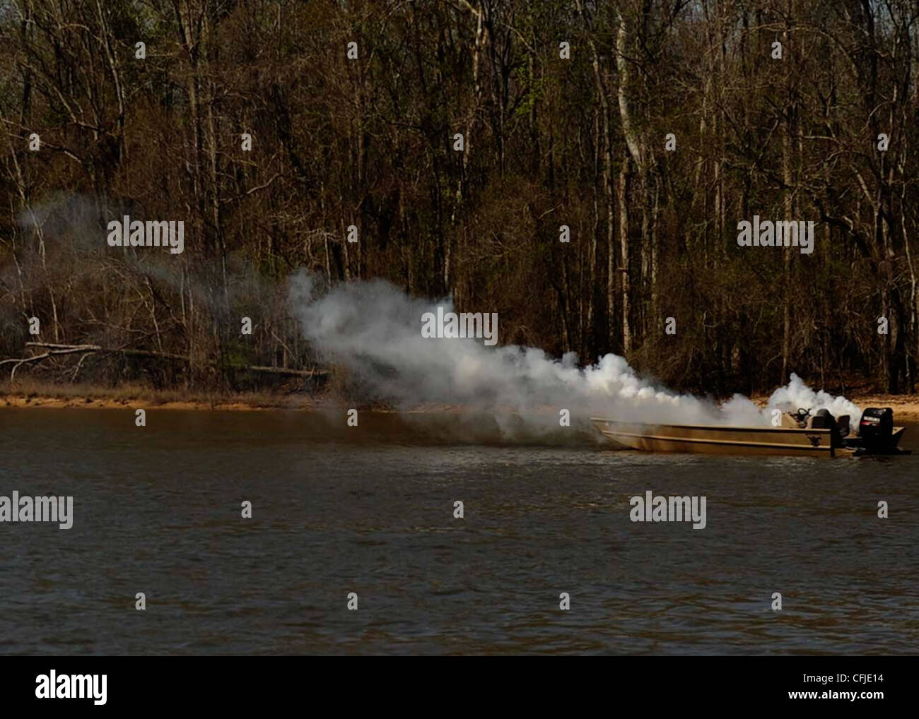 Gli sparatori della marina statunitense distruggono un nemico simulato durante il guerriero Smeraldo, Apalachicola River, Fla., 6 marzo 2012. Lo scopo principale del guerriero Smeraldo è quello di esercitare componenti operativi speciali in ambienti di guerra urbani e irregolari per supportare i comandanti combattenti nelle campagne teatrali. Emerald Warrior sfrutta le lezioni dell'operazione libertà irachena, dell'operazione libertà duratura e di altre lezioni storiche per fornire forze meglio addestrate e pronte ai comandanti combattenti. Foto Stock