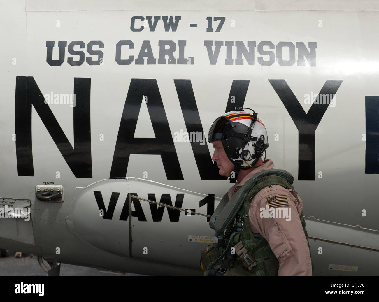 ADM posteriore. Thomas K. Shannon, comandante del Carrier Strike Group 1, si prepara a salire a bordo di un e-2C Hawkeye per un volo con il Carrier Airborne Early Warning Squadron (VAW) 125, a bordo della compagnia aerea di classe Nimitz USS Carl Vinson (CVN 70). Carl Vinson e Carrier Air Wing (CVW) 17 sono distribuiti nell'area di responsabilità della 5a flotta statunitense. Foto Stock