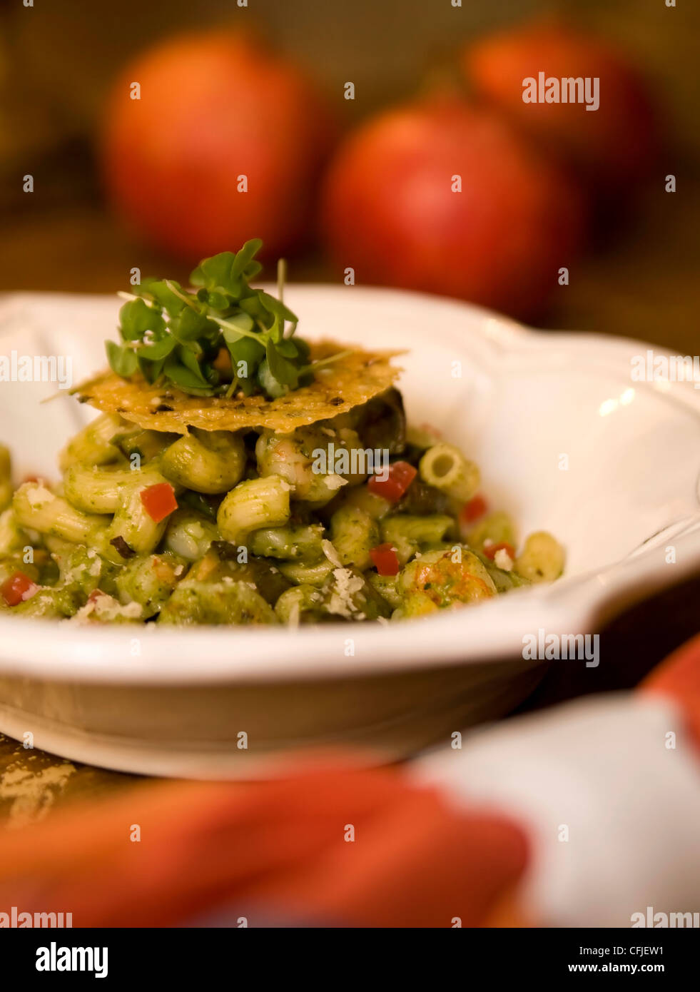 Rock di gamberi e riso Marrone Pasta con grigliate di Portobello di funghi, salsa di basilico e parmigiano tuille Foto Stock