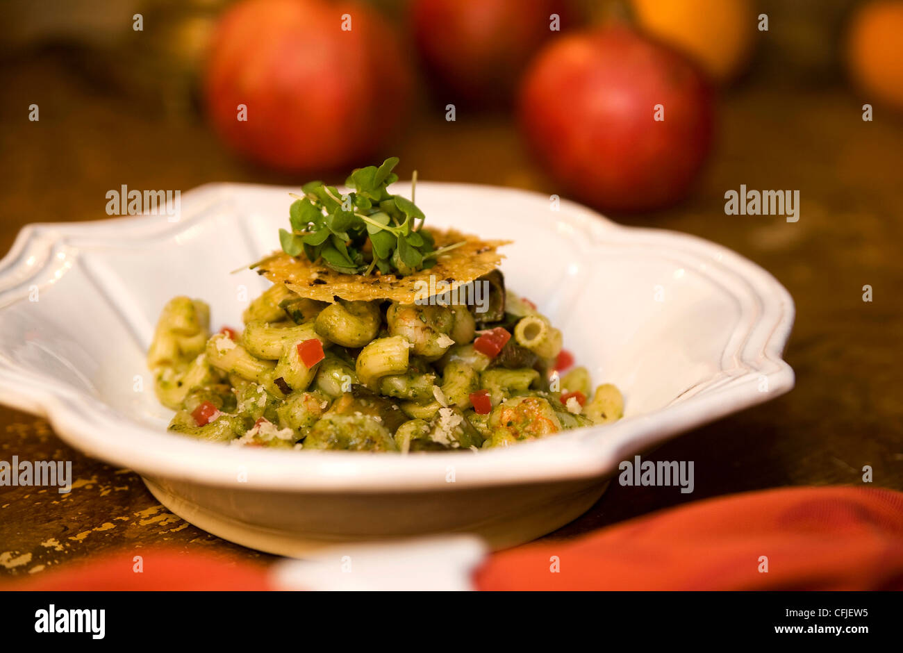 Rock di gamberi e riso Marrone Pasta con grigliate di Portobello di funghi, salsa di basilico e parmigiano tuille Foto Stock